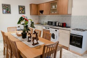 Héregi Harangszó Vendégházak, szállás, apartman, természetközeli, erdő, dézsafürdő, hangulat apartman, konyha,